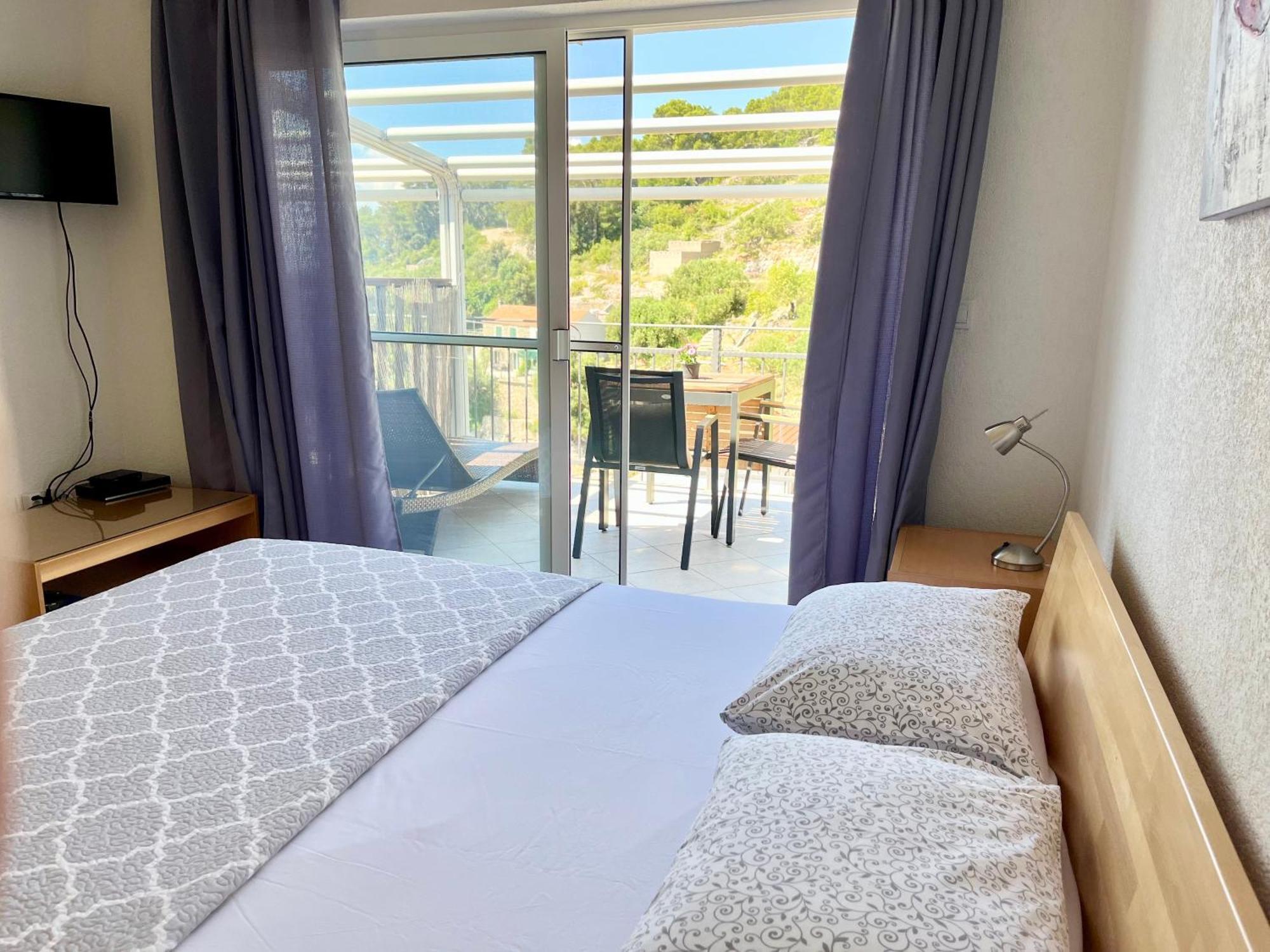 Paradise Apartments - Robinson Getaway Gdinj المظهر الخارجي الصورة