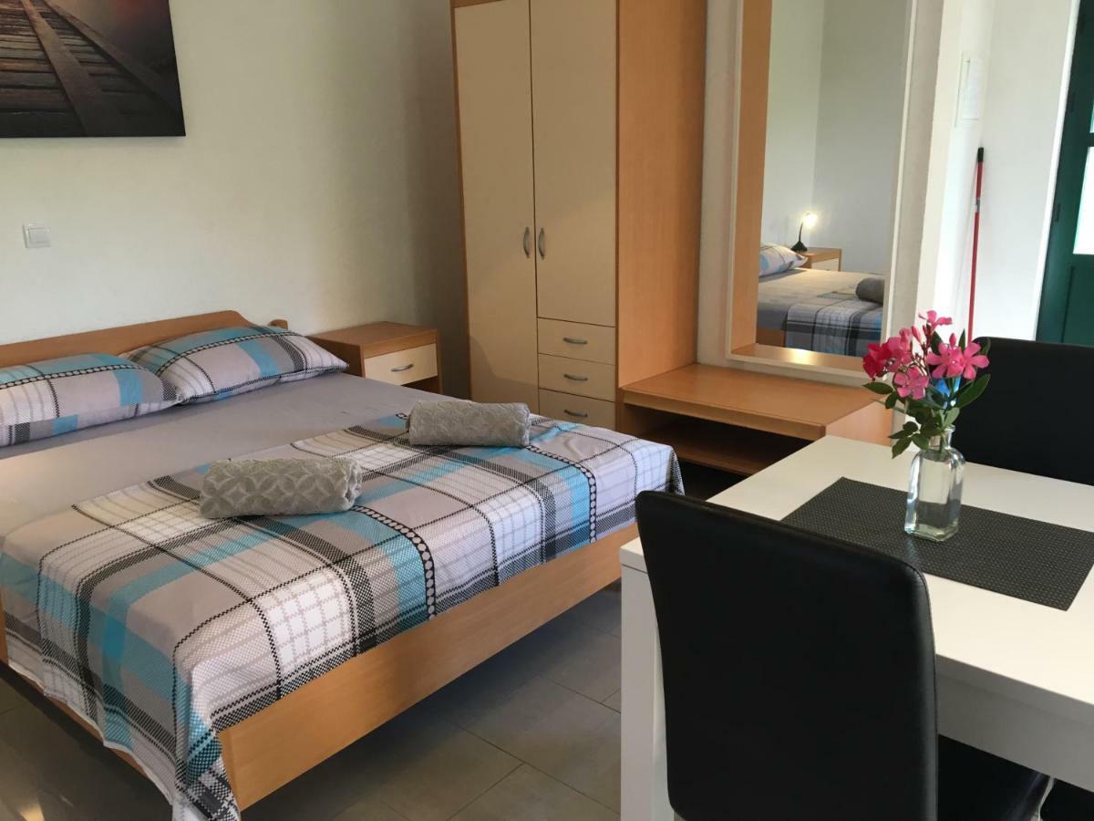 Paradise Apartments - Robinson Getaway Gdinj المظهر الخارجي الصورة